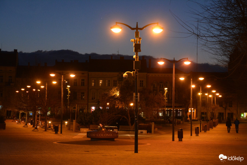 Esti fényekben Szombathely Fő-tere 02.22. Háttérben tiszta égbolttal és vonuló felhőzettel.