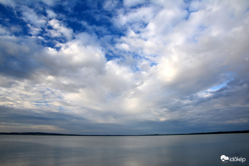 Napkelte gyönyörű felhőkkel a Balatonon 06.24.