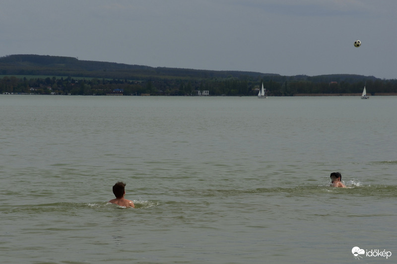 Májis 1-én fürödtek a Balatonban!