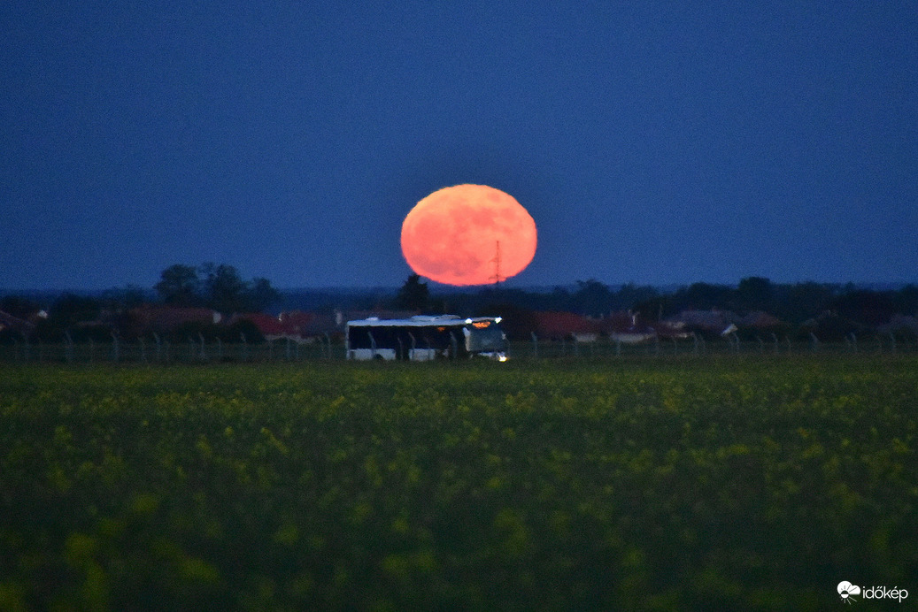 Ellipszis alakú telihold kelte egy májásuban - korábbi fotó