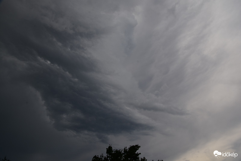Félelmetes és ömlik az eső