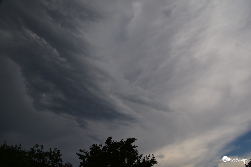 Félelmetes és ömlik az eső