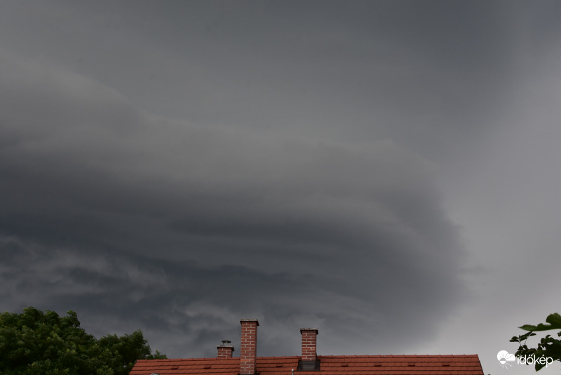 Félelmetes és ömlik az eső