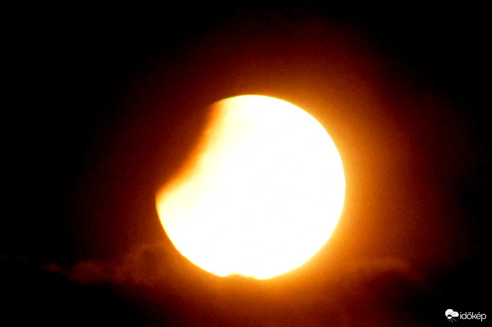 Részleges holdfogyatkozás 05.16-án 4:36-kor Szombathelyen