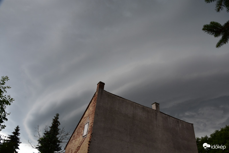 Már ömlik az eső!