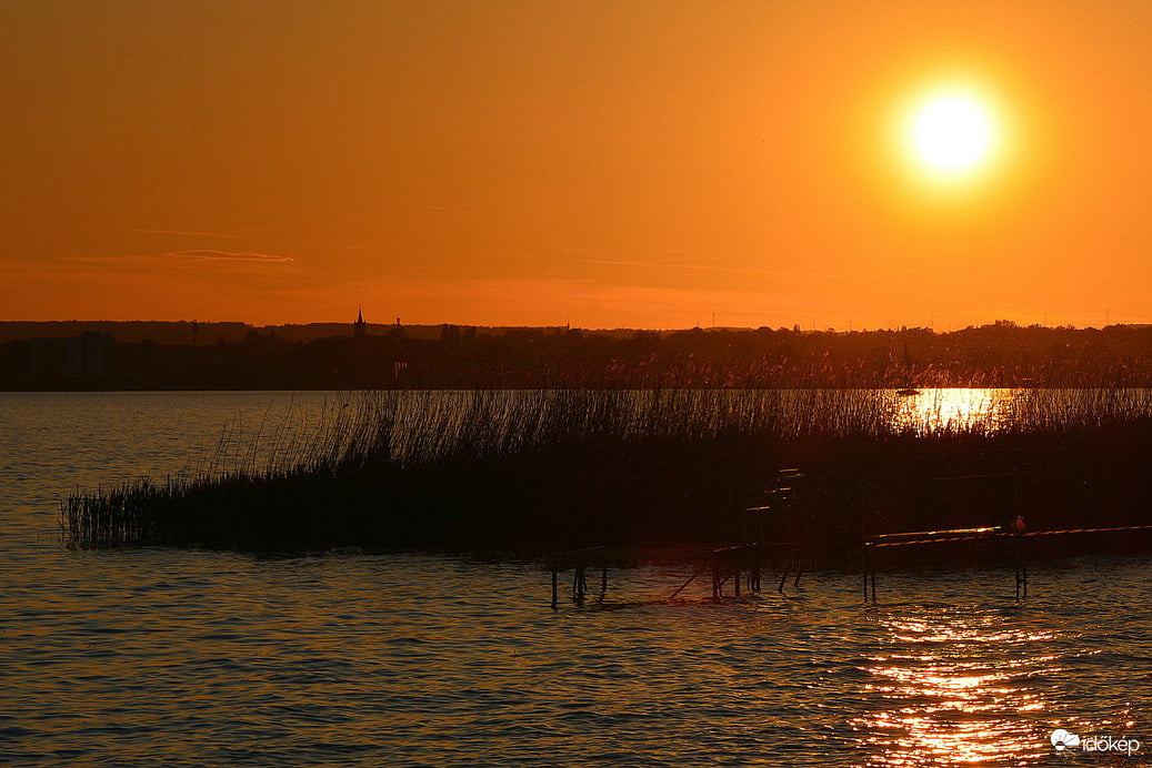 Gyönyörű naplemente a Balatonon 04.27.