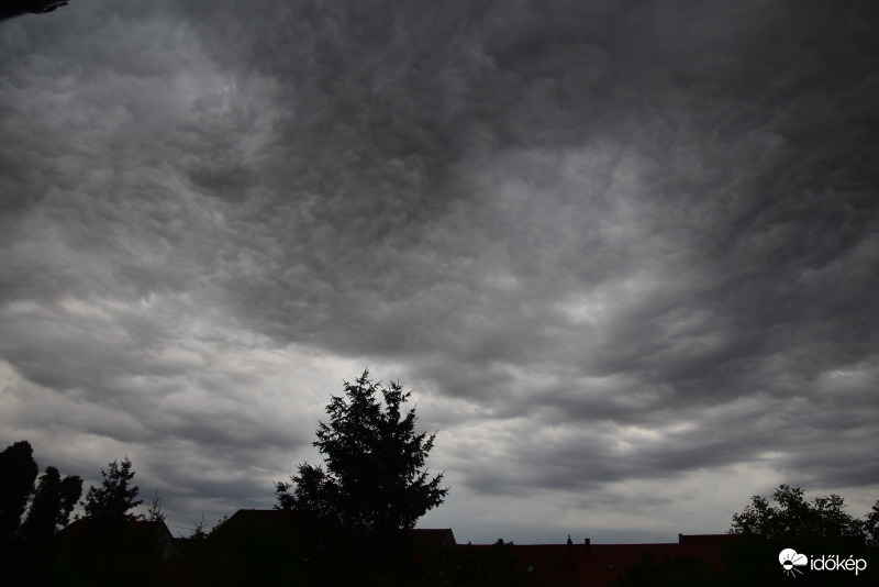 Jelenleg Szombathelyen, ömlő esővel, jég nélkül