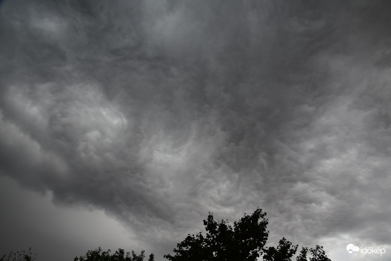 Jelenleg Szombathelyen, kiadós esővel, jég nélkül