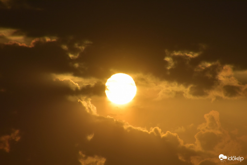 Hajnali eső utáni napkelte 07.14.