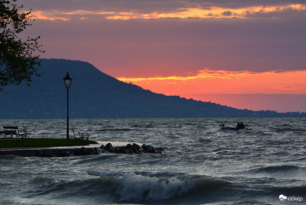 Hullámzó Balaton tetején, május elsején :))