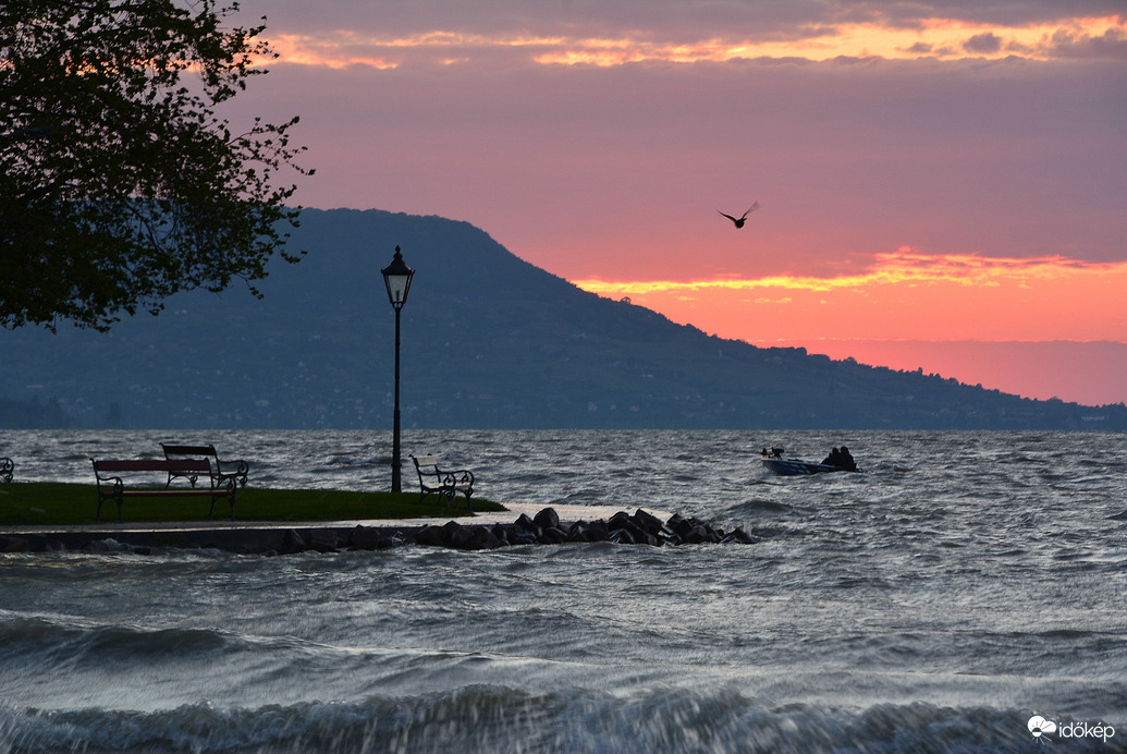 Hullámzó Balaton tetején, május elsején :))