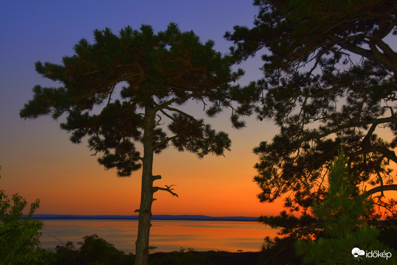 Júniusi naplemente a vonyarcvashegyi Szent Mihály-dombról fotózva