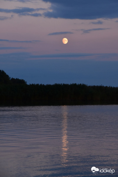 Hold ragyog a Balatonon 09.18.