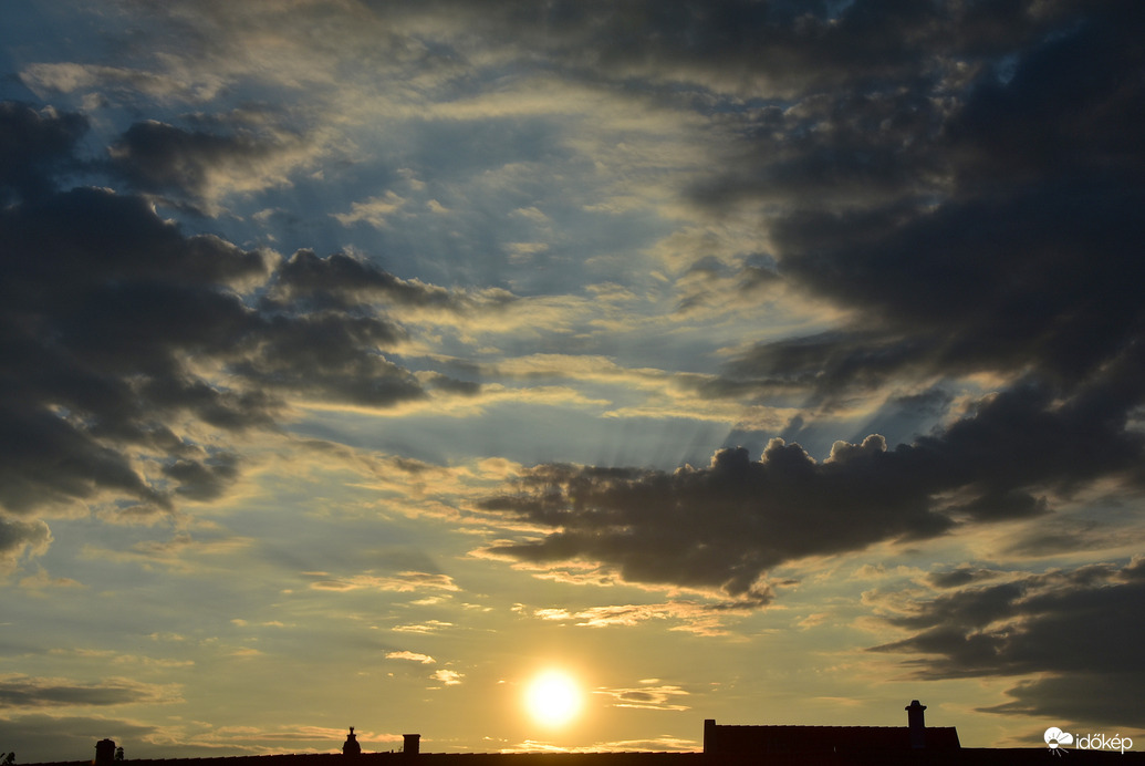 Felhős, szeles napkelte  Szombathelyen 08.07.
