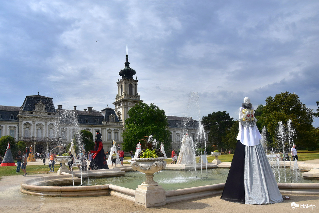 Keszthelyi Festetics-kastély parkja gomolyok alatt 08.20.