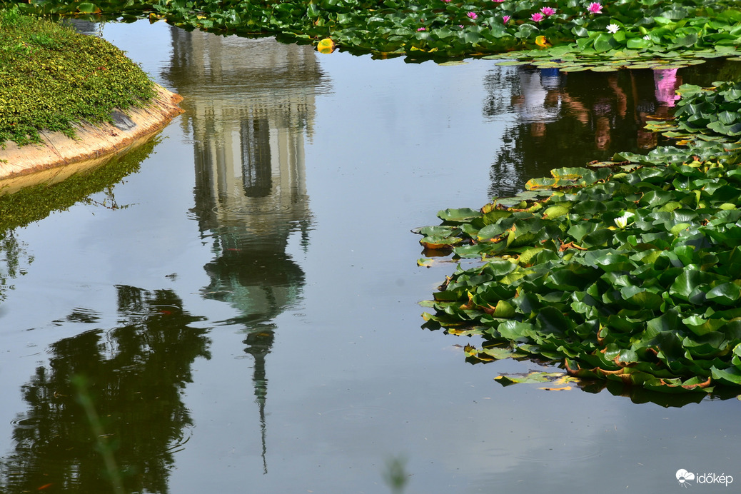 Keszthelyi Festetics-kastély parkja gomolyok alatt 08.20.