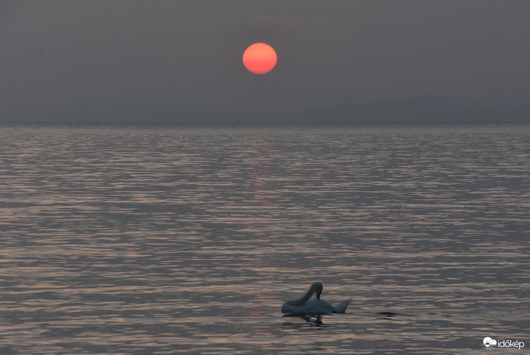 Ködös, de gyönyörű napkelte Balatongyörökön 08.25.