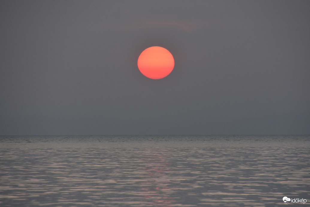 Ködös, de gyönyörű napkelte Balatongyörökön 08.25.