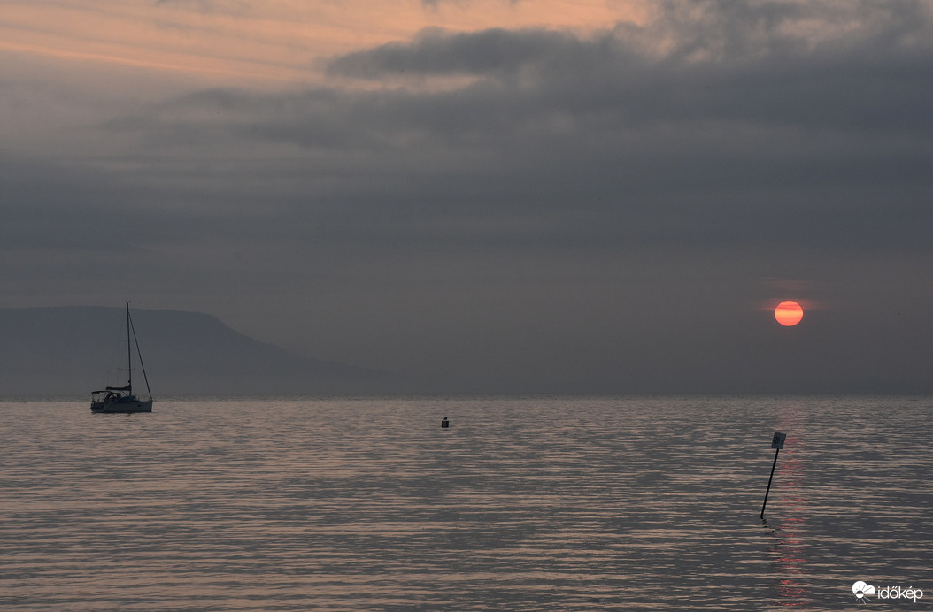 Ködös, de gyönyörű napkelte Balatongyörökön 08.25.