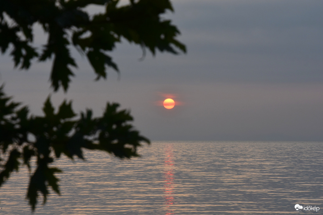 Ködös, de gyönyörű napkelte Balatongyörökön 08.25.