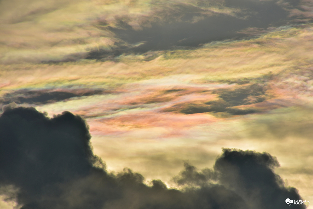 Kora reggeli irizáló felhők Szombathely felett 08.28.