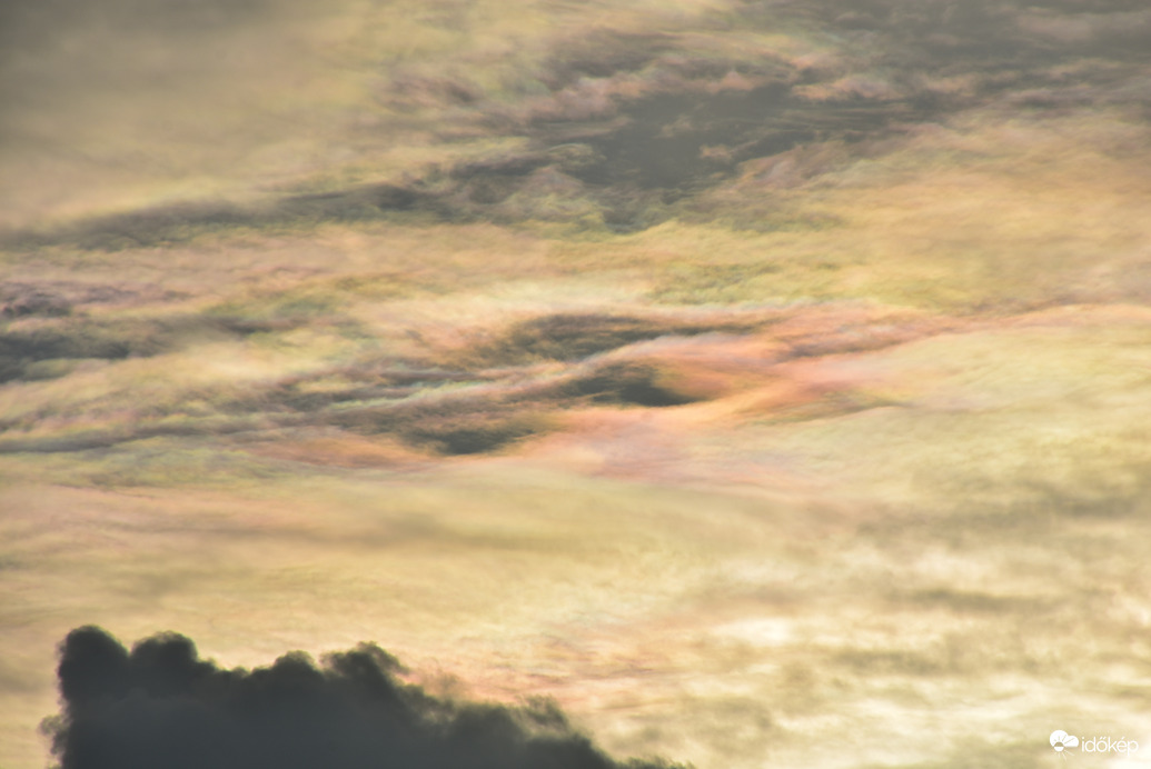 Kora reggeli irizáló felhők Szombathely felett 08.28.