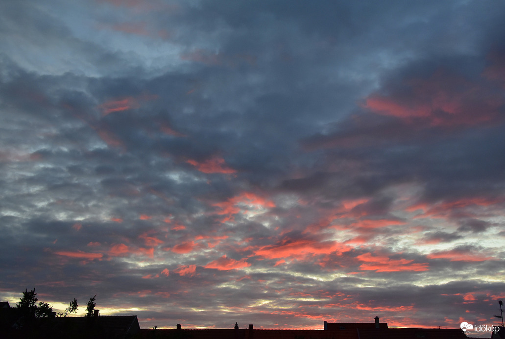 Hajnali ecsetvonások Szombathely égboltján 08.29.