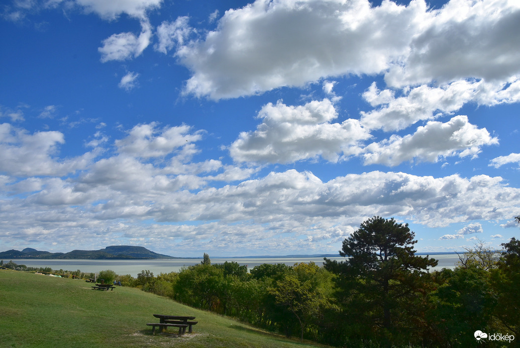 Gomolyfelhős szép kilátás Balatongyrökön 09.18.