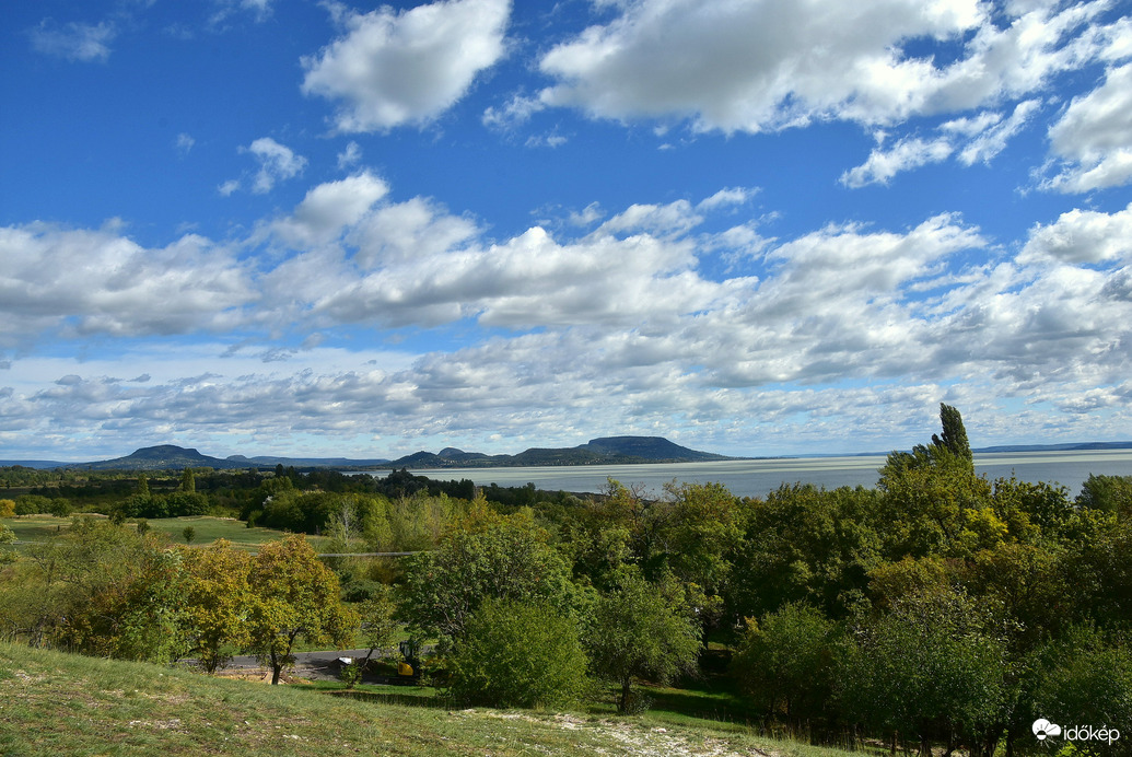 Gomolyfelhős szép kilátás Balatongyrökön 09.18.