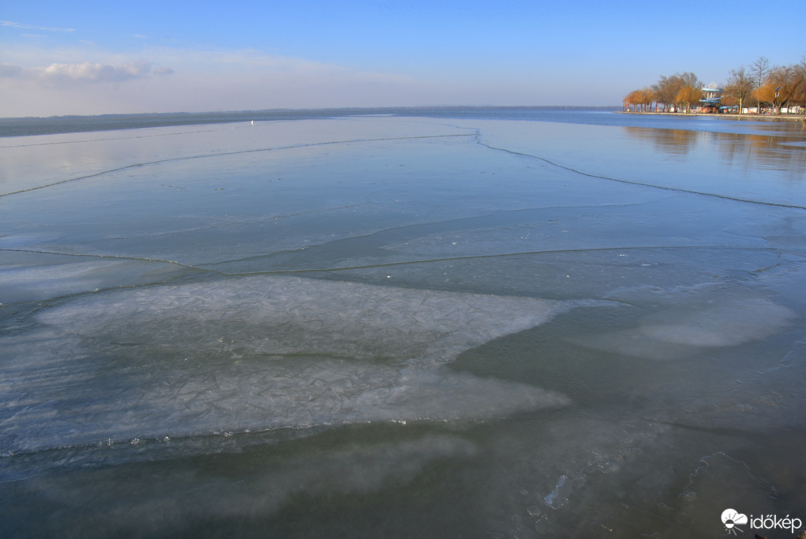 Vonyarcvashegyen a part mentén, van már jégképződés a vízen. 02.13. 