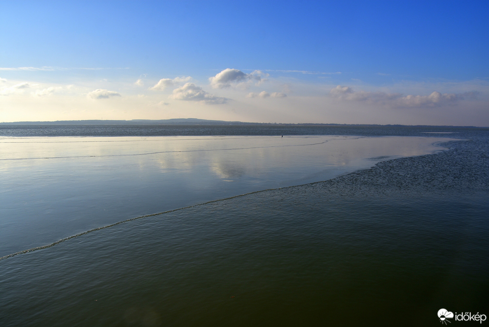 Vonyarcvashegyen a part mentén, van már jégképződés a vízen. 02.13.