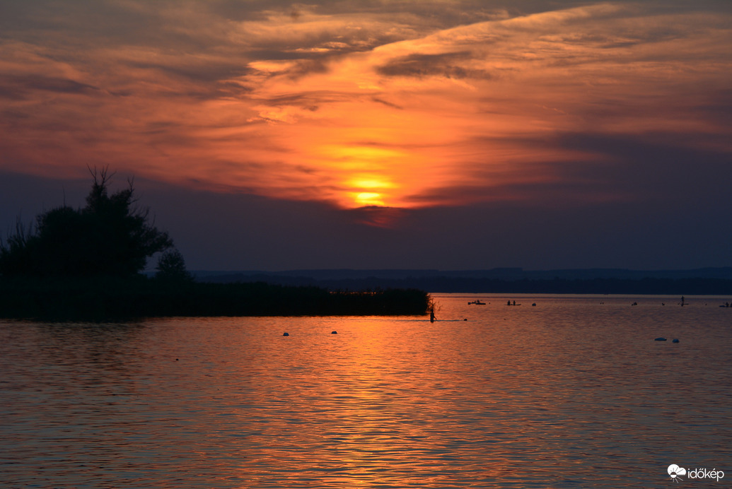 Felhős naplemente Balatonberényben 08.26.