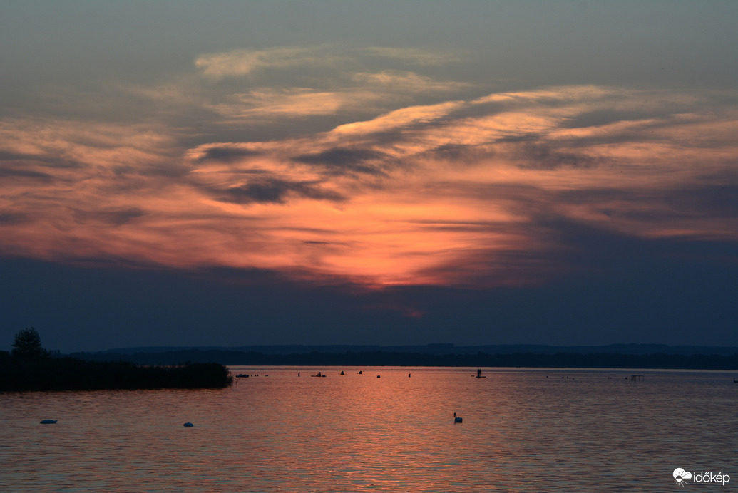 Felhős naplemente Balatonberényben 08.26.