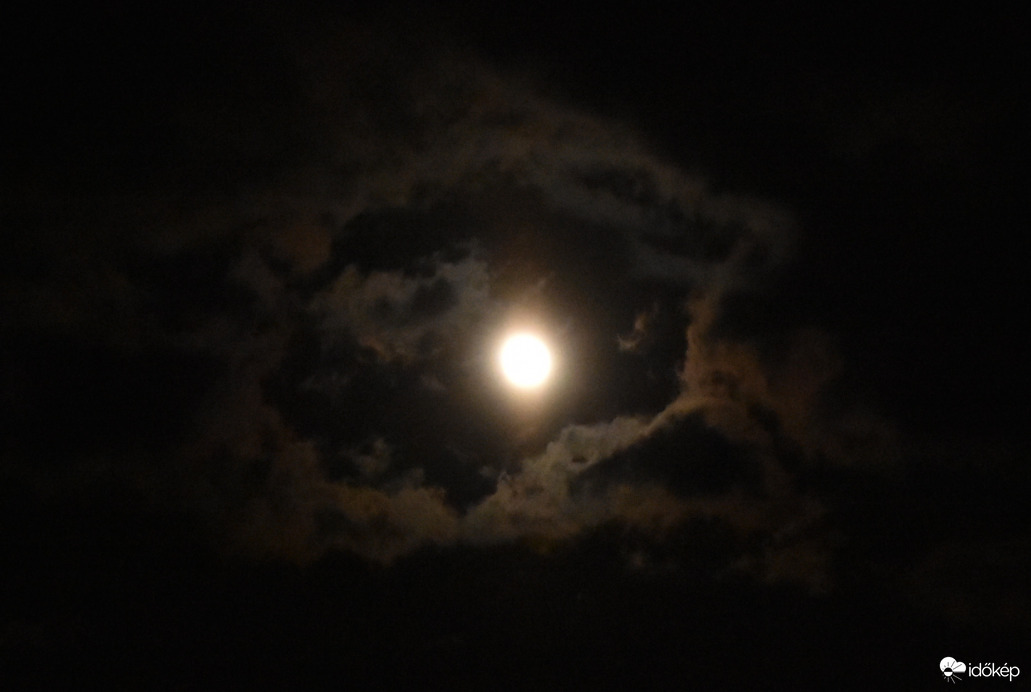Ma esti holdoszlop 12.20.