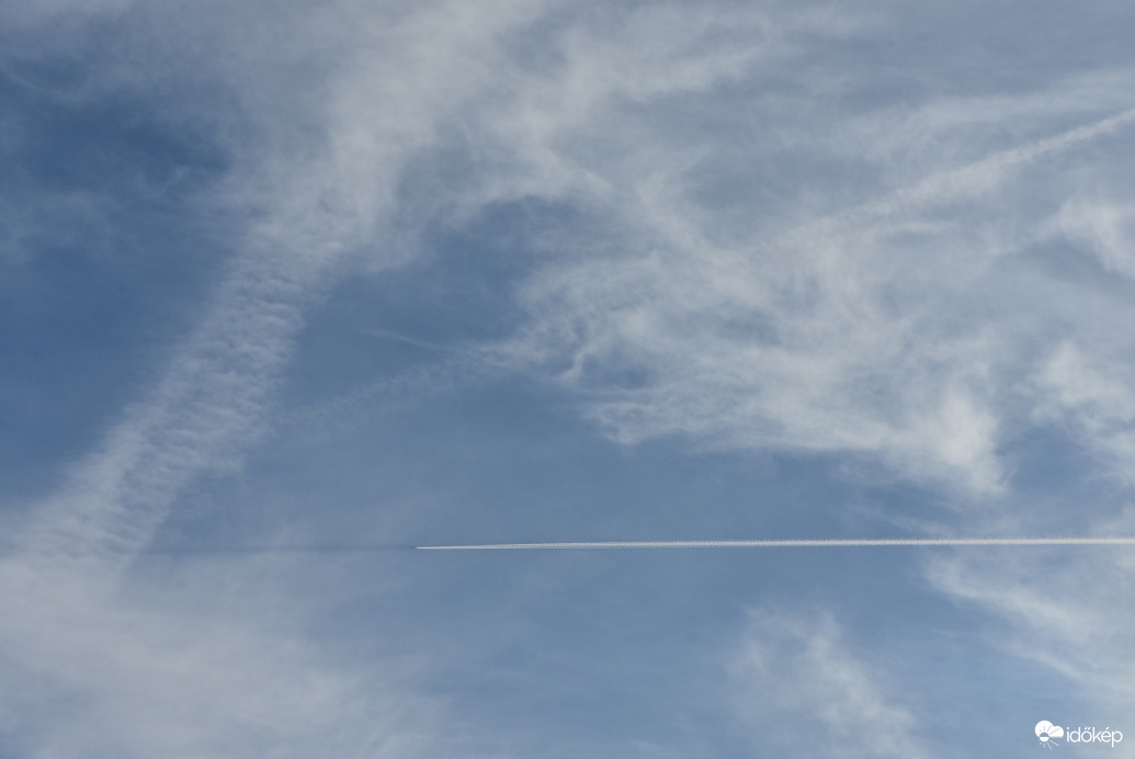 Láthatóan megnövekedett a légiforgalom és ma a repülőgépek kondenzcsík árnyékai jól láthatóak Szombathely felett 01.02.