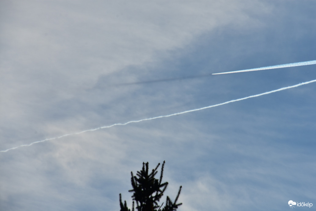 Kondenzcsík árnyéka 01.02.