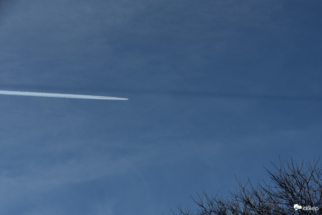 Kondenzcsík árnyéka 01.02.