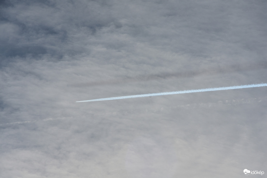 Kondenzcsík árnyéka 01.02.