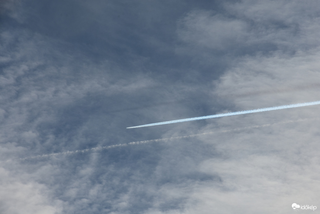 Kondenzcsík árnyéka 01.02.