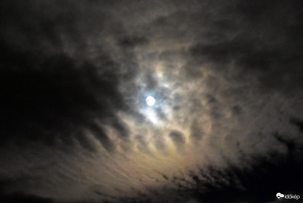 Telihold felhőkkel 01.17.