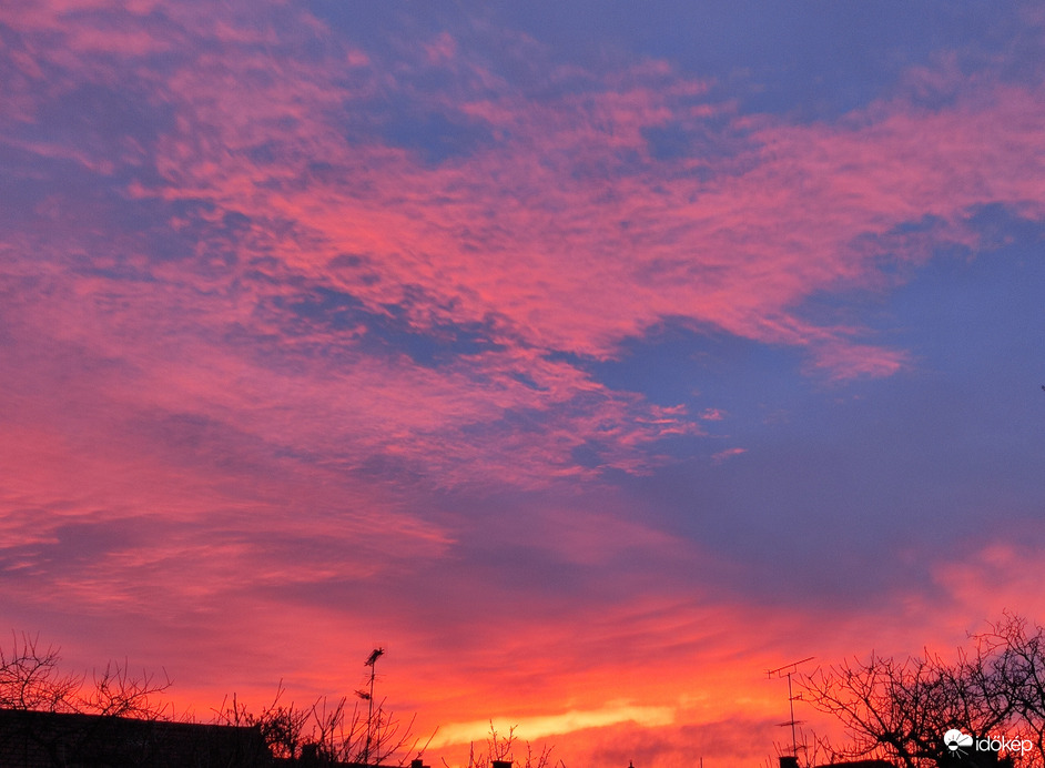 "Házak felett hajnali ég" 01.31.
