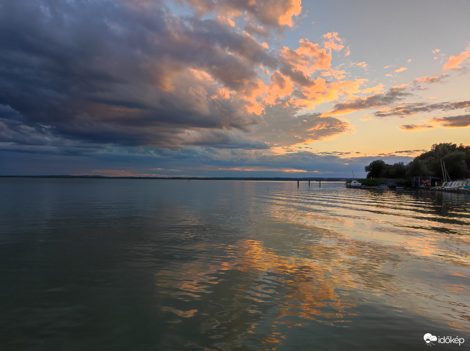 Alkonyati felhők a Balatonon 