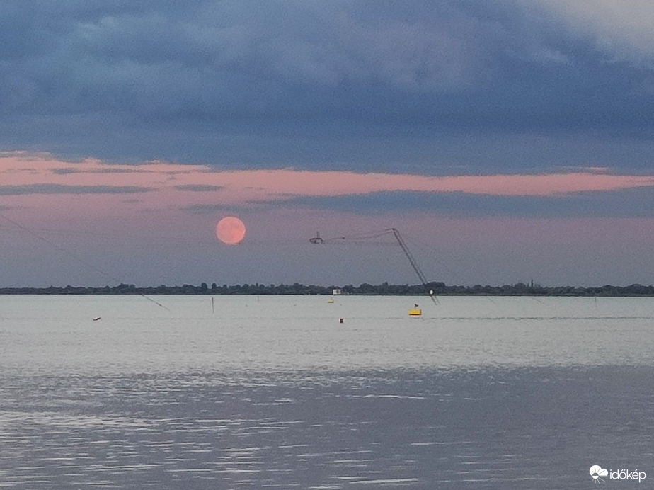 A Hold a Balaton felett 