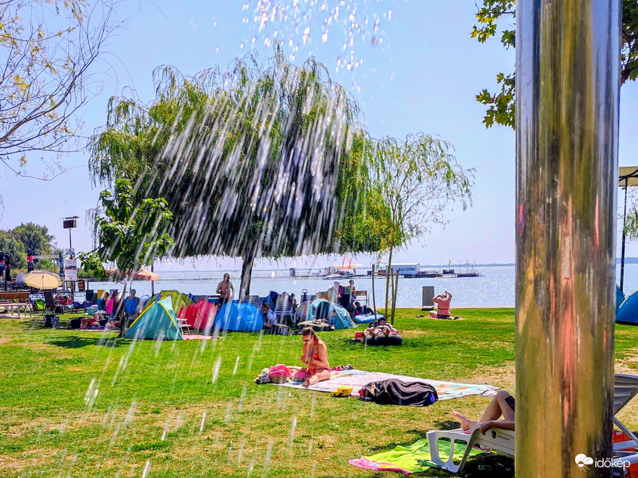 Strandon frissítő zuhany alatt 08.14.