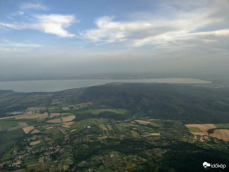Hőlégballonból fotózva jelenleg a Balaton felett (Lakotár Anna fotója)