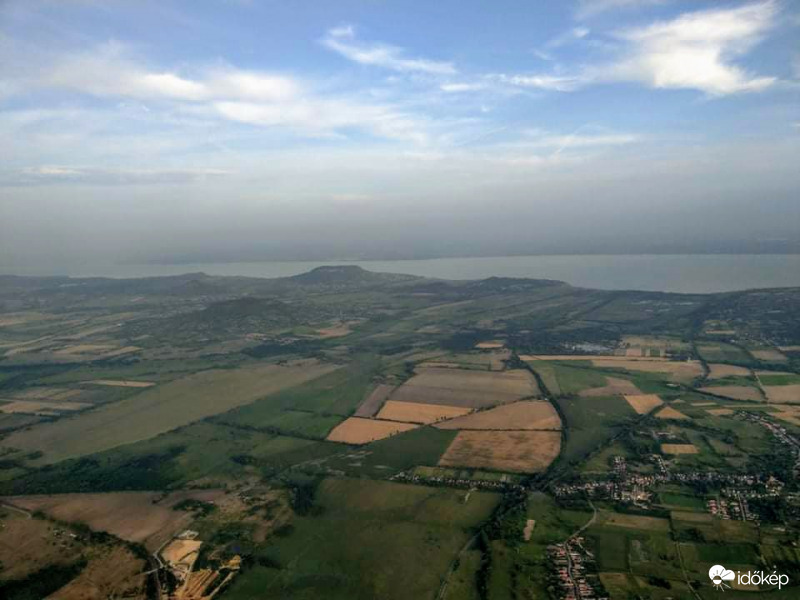 Hőlégballonból fotózva jelenleg a Balaton felett (Lakotár Anna fotója)