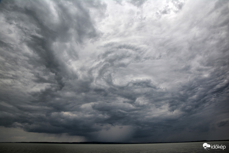 Balatoni zivatarfehők 