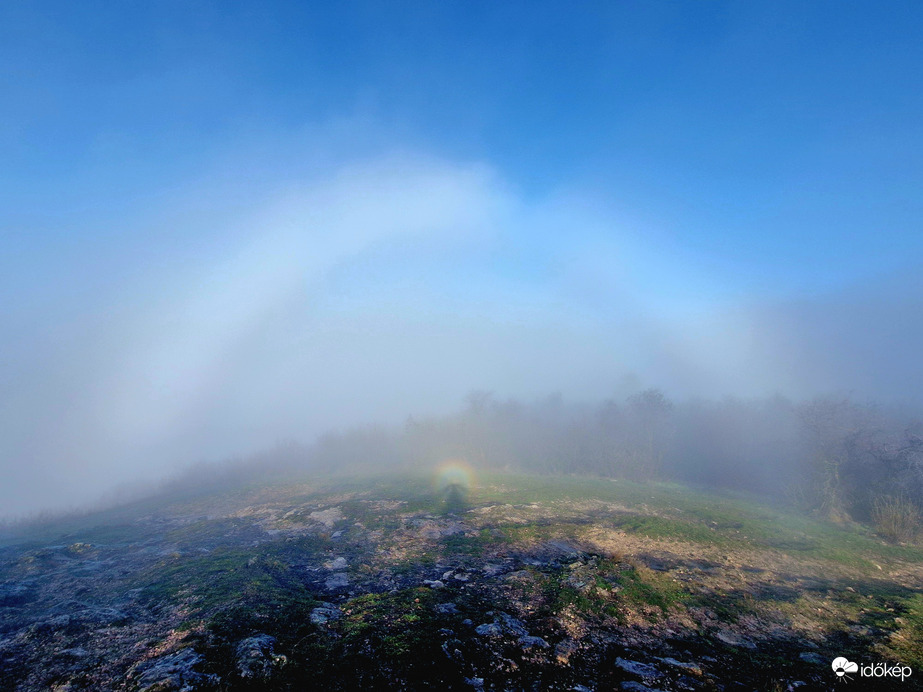 Brockeni kísértet glóriával és ködívvel a Hármashatár- hegyről