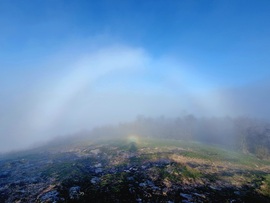 Brockeni kísértet glóriával és ködívvel a Hármashatár- hegyről