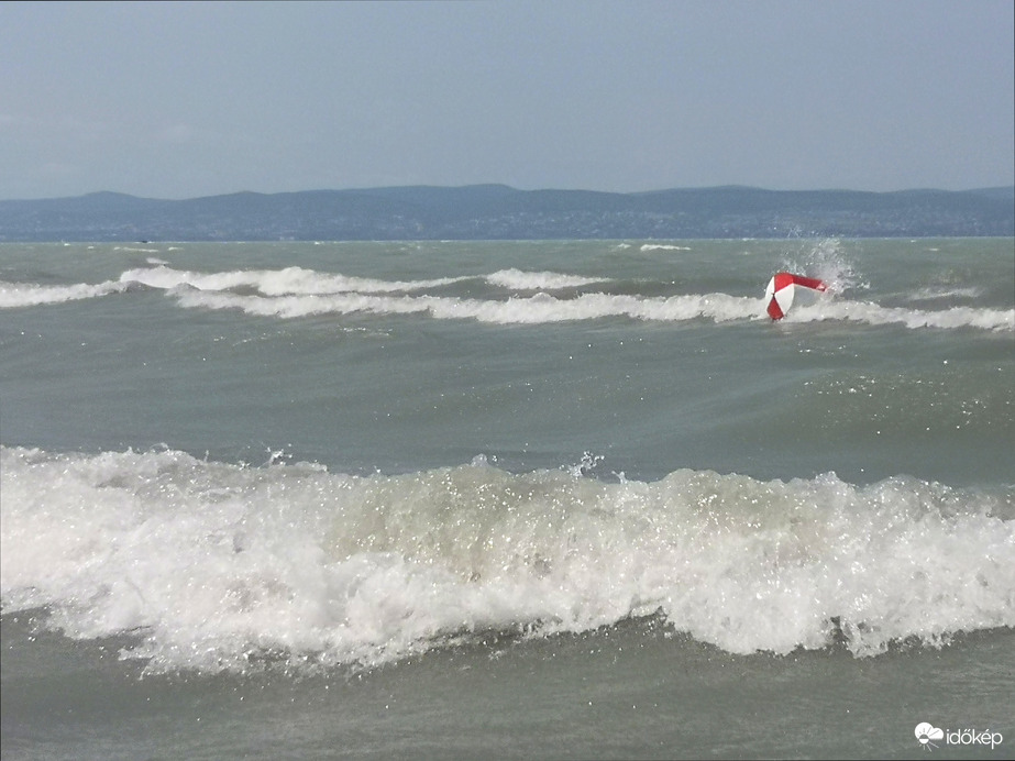 Hidegfront hozta brutál hullámok a Balatonon 